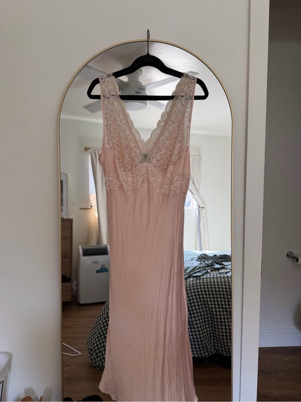 Vintage Delicate Lace V-Neck Chemise in Light Pink